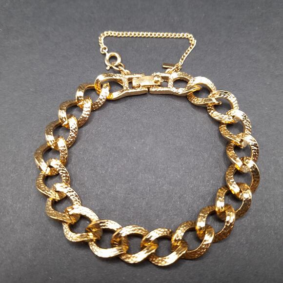 Vintage Monet Textured Bracelet, Gold Plated, Safety Chain, 7 1/4 Inch, 1960s - Picture 3 of 10